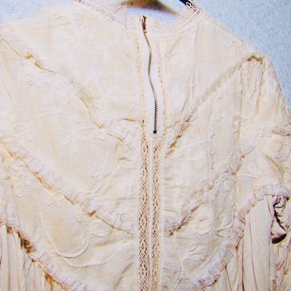 Ivory lace Victorian style top w balloon sleeves - Picture 7 of 8